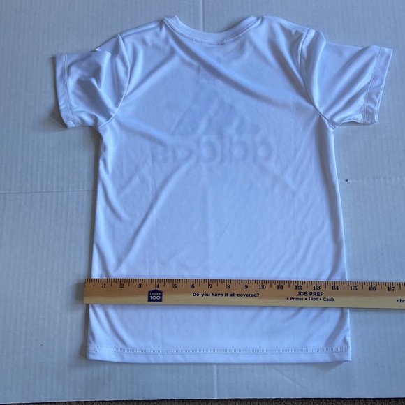 Adidas youth T-shirt white with applied graphic. Youth 7 self-wick fabric. - Picture 2 of 3